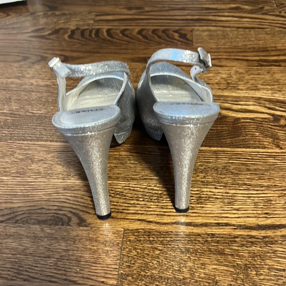 Stuart Weitzman slingback peep toe sandal in silver size 7 - Picture 2 of 4